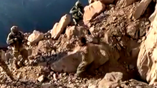 Mehmetçikten nokta operasyonu: Mağaradaki 4 PKK'lı böyle teslim alındı