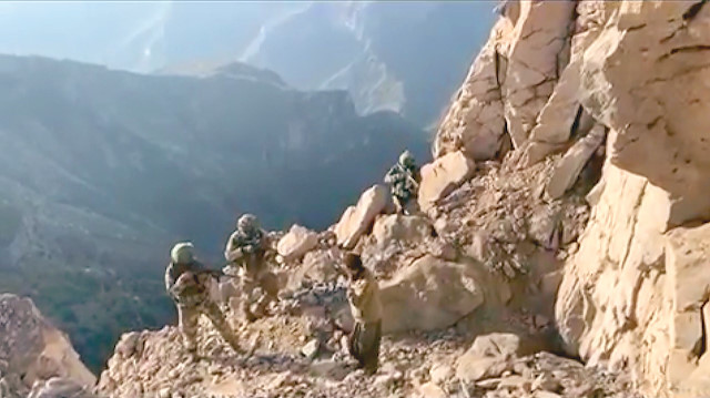 Mağaradaki 4 PKK’lı terörist 
silahlarını bırakarak teslim 
oldu. 