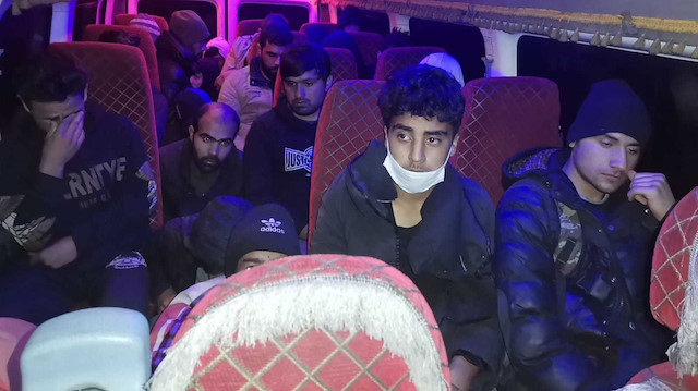 Bitlis'te 64 düzensiz göçmen ile altı organizatör yakalandı​