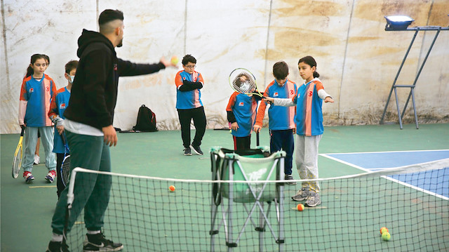 Çocukların zamanlarını verimli kullanabilmeleri için düzenlenen kış spor okulları başladı