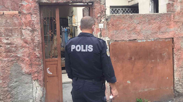 Olay yerine polis ve sağlık ekipleri geldi. 