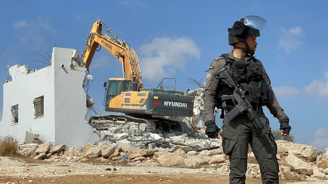 İsrail güçleri Batı Şeria'da Filistinlilere ait bir evi yıktı


