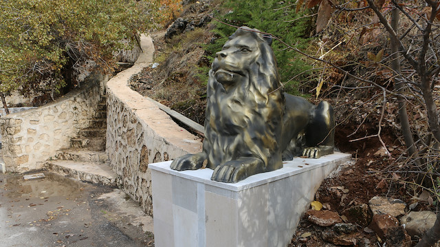 Halk tepki gösterince tabelalar ve aslan heykeli Erol tarafından kaldırıldı.