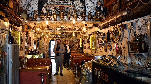 مقهى "المتحف" بتركيا يأخذ زواره في رحلة عبر التاريخ