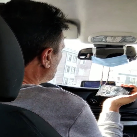 Esenyurtta seyir halinde at yarışı izleyen taksici kamerada