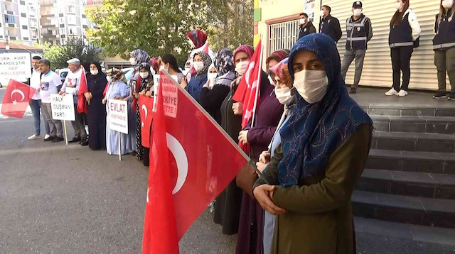 HDP Diyarbakır İl Binası önünde evlat nöbeti tutan aileler