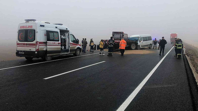 Yoğun sis kazaya neden oldu, okul servisiyle 2 otomobil çarpıştı