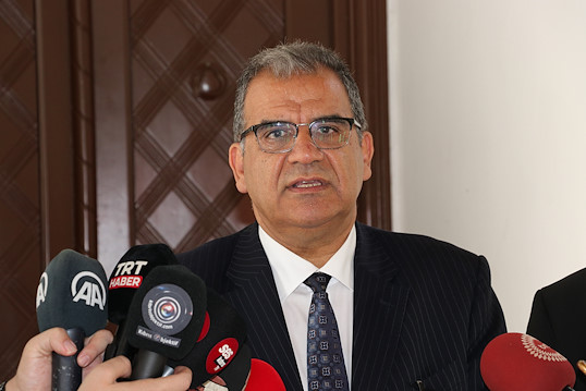 Ulusal Birlik Partisi Genel Başkanı Faiz Sucuoğlu başa geçti.