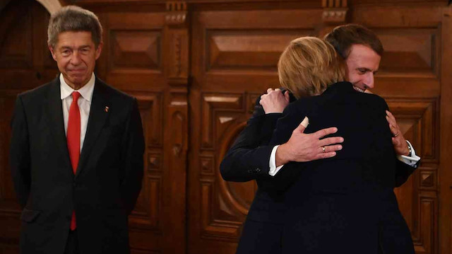 Fransa Cumhurbaşkanı Macron’dan Merkel’e onur nişanı: Bana çok şey öğrettiğiniz için teşekkür ederim