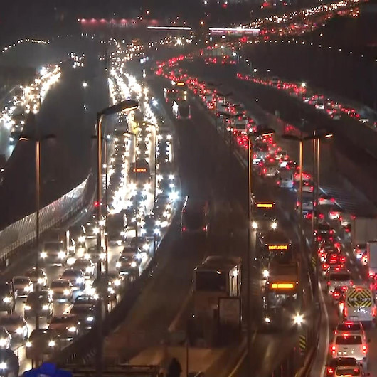 İstanbulda trafik yoğunluğu: Araçlar adım adım ilerledi