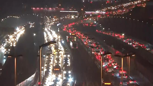 İstanbul'da trafik yoğunluğu: Araçlar adım adım ilerledi