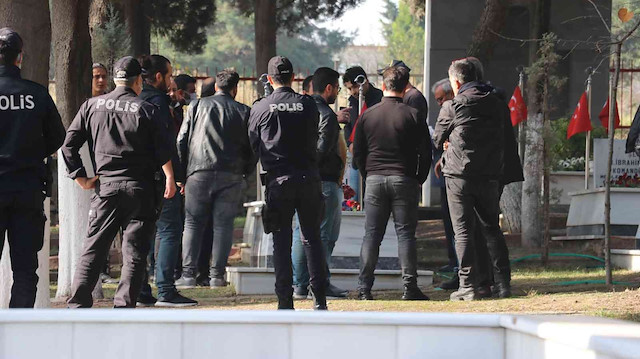 Şehidin mezarına polis ekipleri gelerek inceleme bulundu. 