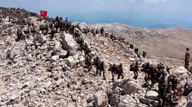 Türk askeri 'Komando Marşı' eşliğinde Davraz Dağı'na tırmanarak şehitleri andı