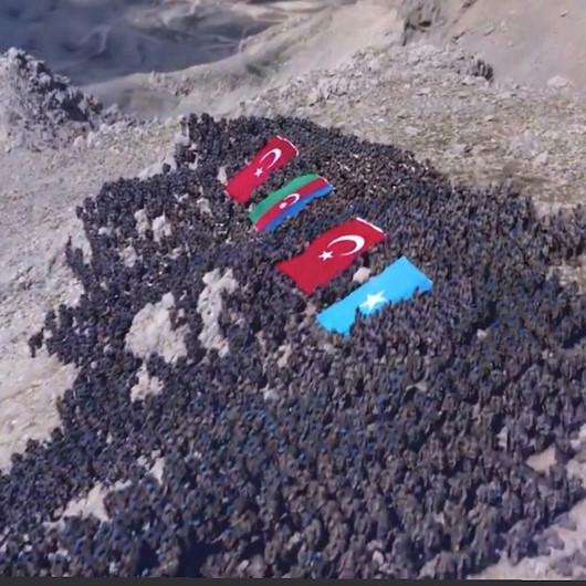 Mehmetçik Komando Marşı eşliğinde Davraz Dağına tırmanarak şehitleri andı