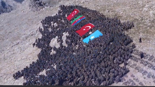 Mehmetçik 'Komando Marşı' eşliğinde Davraz Dağı'na tırmanarak şehitleri andı