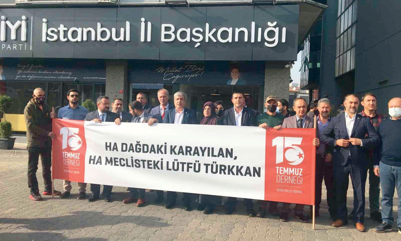 15 Temmuz Derneği üyeleri ile şehit yakınları ve gaziler, bir şehit yakınına küfreden İYİ Parti Grup Başkanvekili Lütfü Türkkan’ı protesto etti.