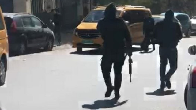 Kudüs’te maskeli kişiler üniversite girişinde araçlara saldırdı.