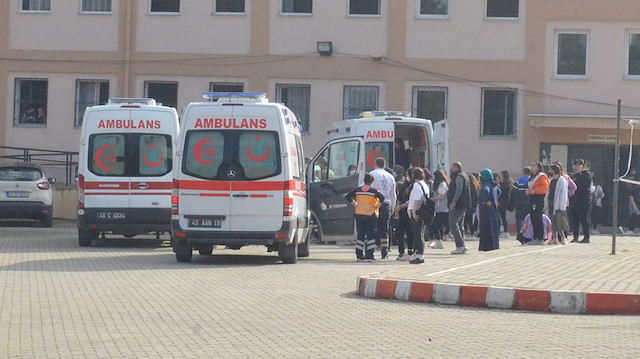 Öğrenciler ambulans ve polis otolarıyla hastanelere sevk edildi.
