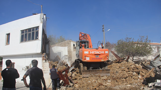 Binaların yıkımı için ekiplerce çalışma başlatıldı.
