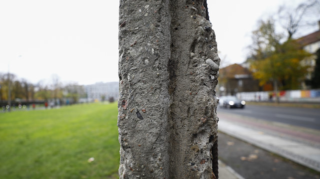 Berlin Duvarı'nın yıkılışının 32. yılı.