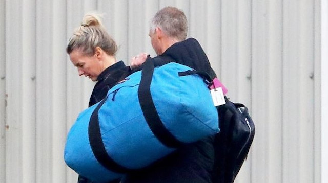 Solskjaer'in havalimanına giderken büyük bir çanta taşıdığı görüldü.