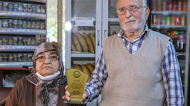 Ali Arlı, bir sokak arkasına 4 süpermarket açılmasına rağmen 53 yıldır bakkallık yapmaya devam ediyor.