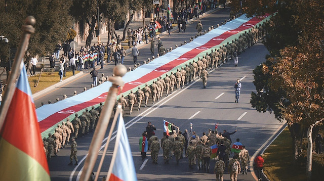 Karabağ zaferinin birinci yılı coşkuyla kutlandı. Bakü’de 440 metrelik dev Azerbaycan bayrağı açıldı