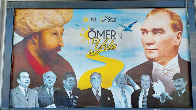 Türk siyasetinde öncü olan ve hayatını kaybeden liderlerin gösterildiği afişte ikinci Cumhurbaşkanı İsmet İnönü’ye yer verilmedi. 