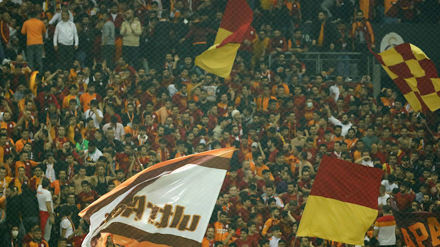 Galatasaraylı taraftarlar, takımlarını desteklerken.