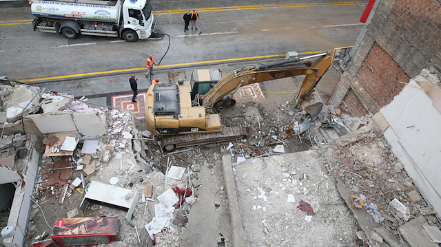 Malatya'da çöken binadaki hasar gün ağarınca ortaya çıktı