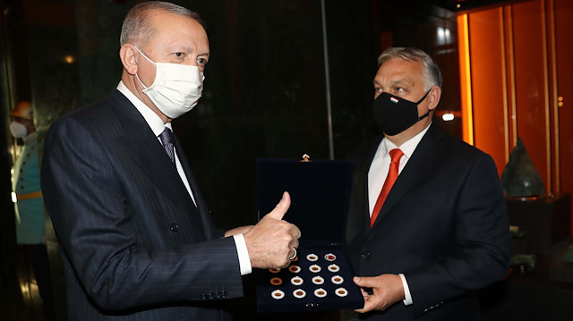 Macaristan Başbakanı Türkiye'ye ait tarihi eserleri Erdoğan'a iade etti