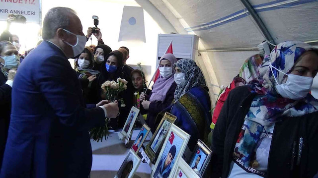 TBMM Başkanı Şentop, Diyarbakır'da evlat nöbetinde turan aileleri ziyaret etti