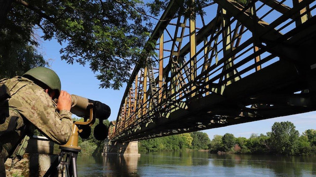 Edirne'de görev yapan Hudut Kartalları, Yunanistan’a yasa dışı yollarla geçmeye çalışan 2 kişiyi yakaladı.