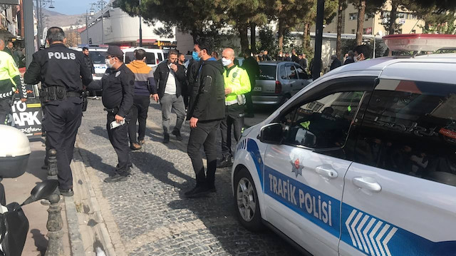 Bu sırada bir polis memurunun vatandaşları uzaklaştırmak için uyguladığı taktik etkili oldu.