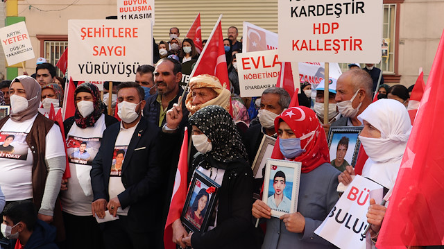 Evlat nöbetinde 800 günü geride bırakan Diyarbakır anneleri PKK'ya tepki yürüyüşü düzenledi.