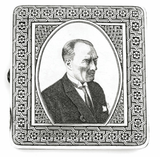 Atatürk’ün Hüsrev Gerede’ye hediye ettiği gümüş sigara tabakası 