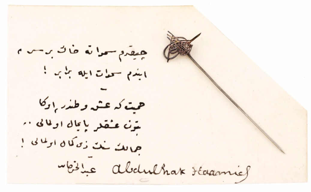 Abdülhak Hamit Tarhan’a ait Sultan II. Abdülhamid Han tuğralı gümüş yaka iğnesi ile kendi el yazısıyla yazıp imzaladığı “Makber” şiirinden bir dörtlük
