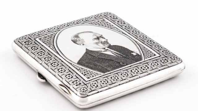Atatürk’ün Hüsrev Gerede’ye hediye ettiği gümüş sigara tabakası.
