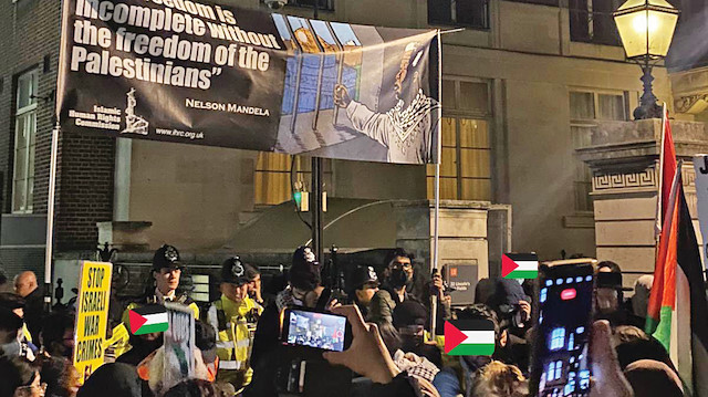 İngiltere’de öğrencilerden İsrail Büyükelçisine Filistin protestosu.
