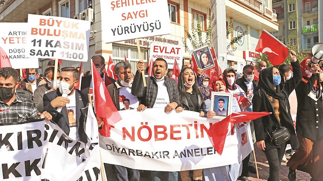 Evlat nöbetinde 800 günü geride bırakan aileler, Diyarbakır’da ‘Şehitlere Saygı Yürüyüşü’ yaptı. 