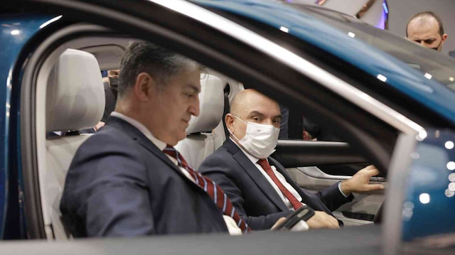 TOGG CEO’su Karakaş, CHP'li Tahsin Tarhan’ın yanına oturarak otomobilin teknik özelliklerini anlattı