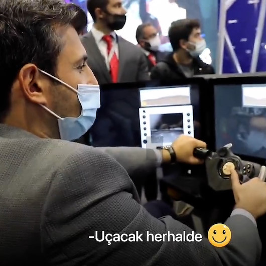 Selçuk Bayraktardan tank simülatörünü denerken tebessüm ettiren yorum: Uçacak herhalde