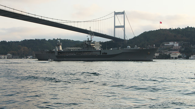 ABD'nin amiral gemisi Boğaz'dan geçti. 

