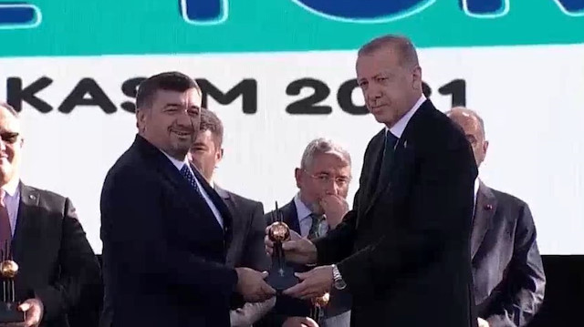 Şenlikoğlu ödülünü Cumhurbaşkanı Erdoğan’ın elinden alıyor.