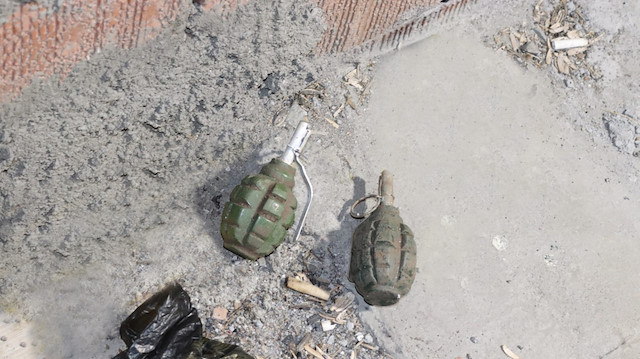 Teröristlerin üzerinde el bombası bulundu.