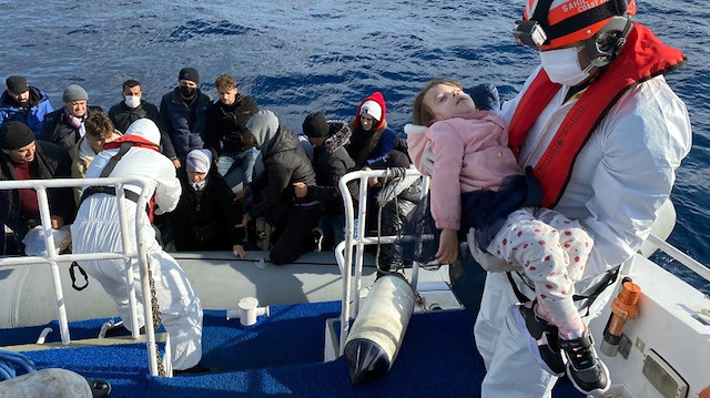 Marmaris’te 142 kaçak göçmen kurtarıldı, bir organizatör yakalandı.