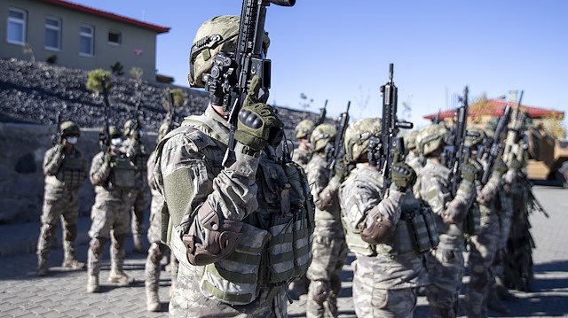 Teknolojinin tüm imkanlarından yararlanarak yağmur, çamur, kar, kış demeden zor arazi ve iklim koşullarına rağmen Türkiye'nin İran sınırını koruyan Türk Silahlı Kuvvetleri (TSK) mensupları, mevzilerinde elleri tetikte gece gündüz vatan nöbetini kararlılıkla sürdürüyor.<br><br>