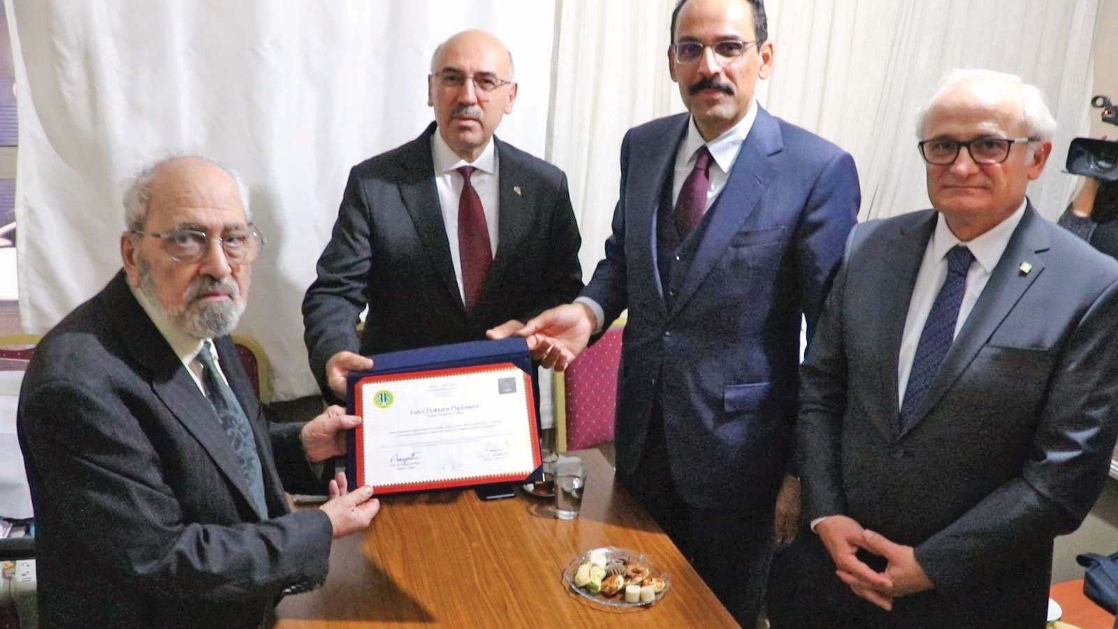 İstanbul Üniversitesi tarafından Karakoç’a verilen Fahri Türk Edebiyatı Doktoru unvanı Cumhurbaşkanlığı Sözcüsü İbrahim Kalın tarafından takdim edilmişti.