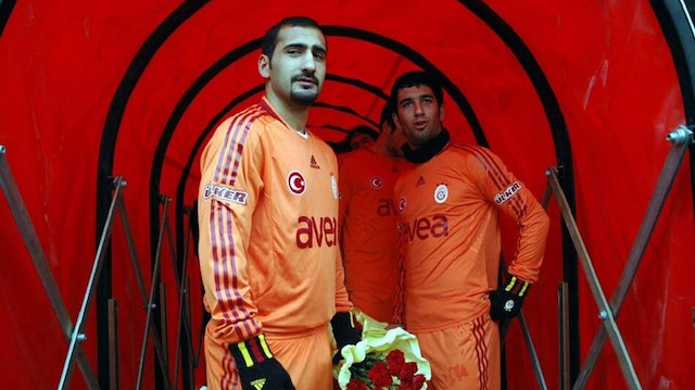 Galatasaray formasıyla 238 maça çıkmış ve 98 gol atmıştı.