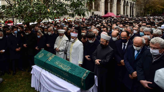  Sezai Karakoç'un cenazesi Şehzadebaşı Camisinde kılınan cenaze namazının ardından caminin haziresine defnedildi.